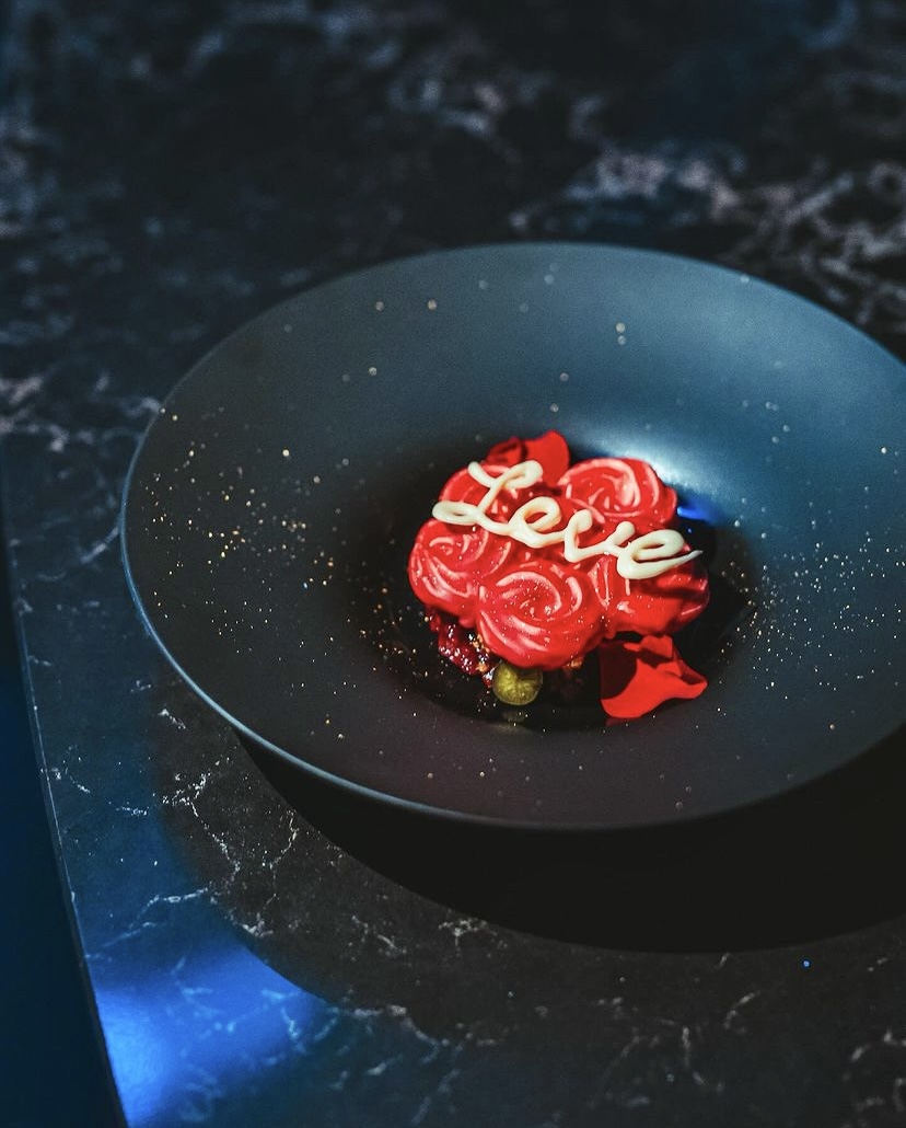 White chocolate, Rose, Winter berry, Champagne